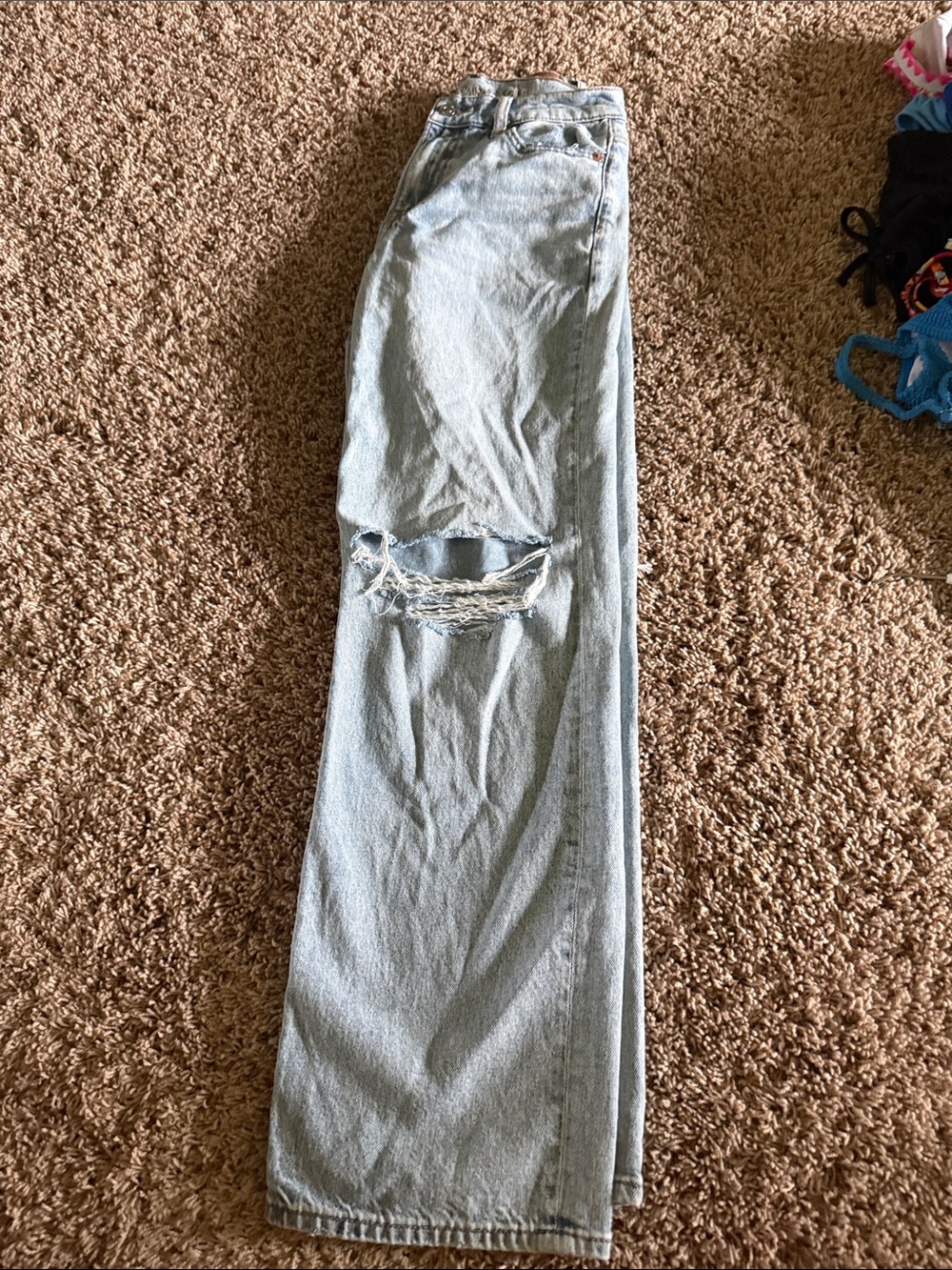 American Eagle Outfitters Light Wash wide leg Jeans with Knee Rip